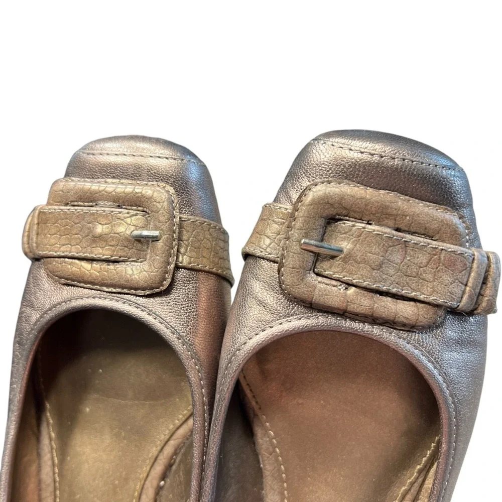 Bandolino Crome Antique Gold Leather Buckle Detail Closed Toe Flats Size 7 - Picture 12 of 12